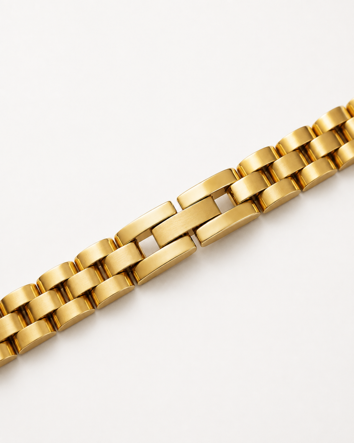 Link bracelet gold close up