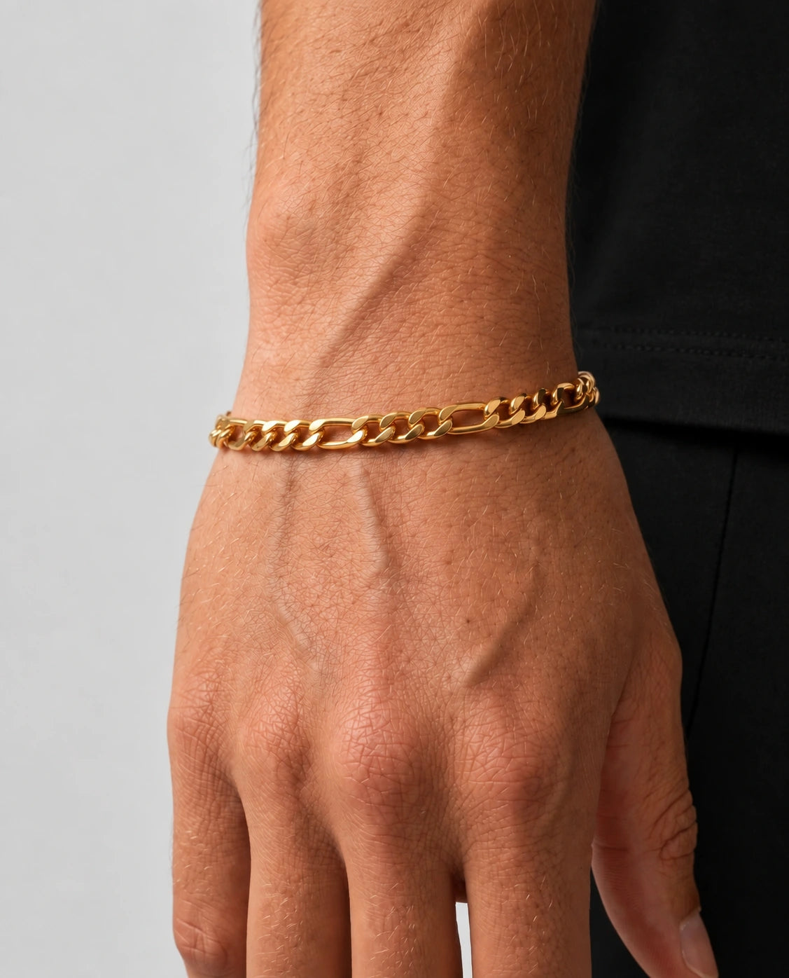 Figaro bracelet 4mm gold on model close up image