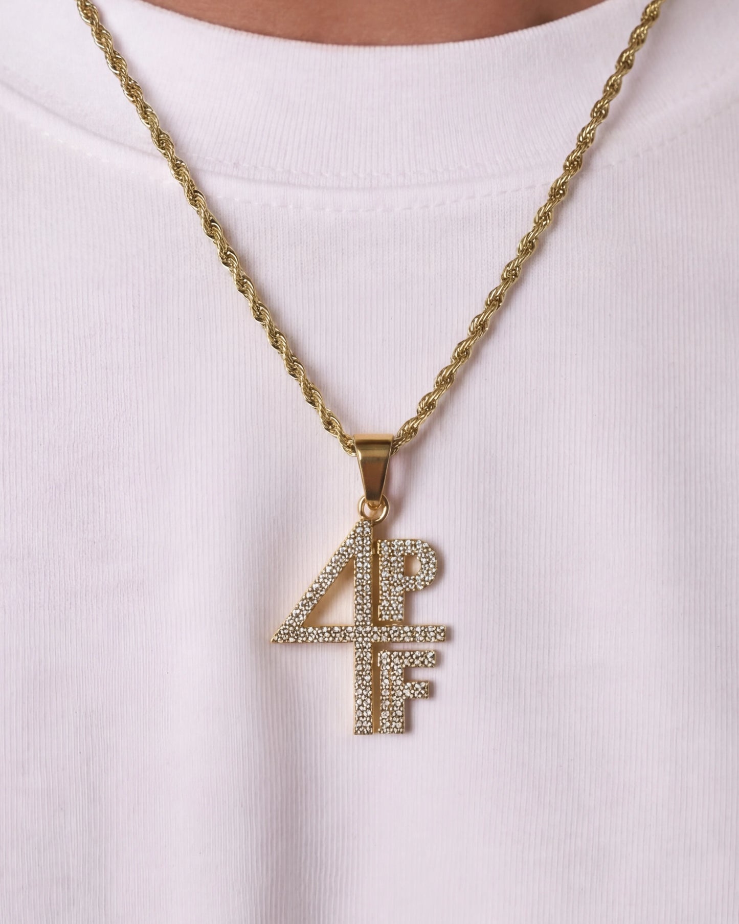4Pf chain gold on model image