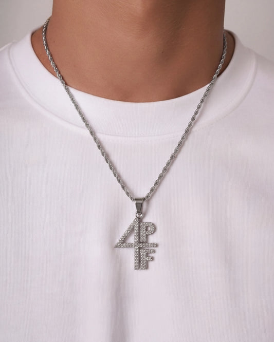 4PF chain silver on model image