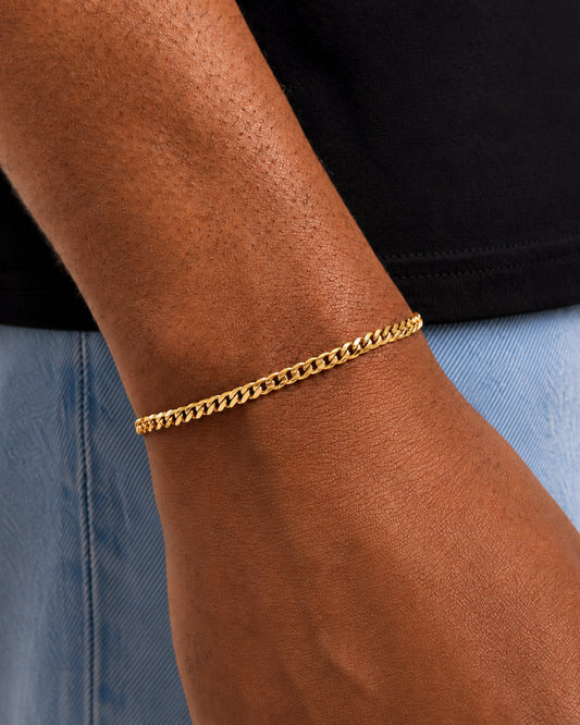 Cuban bracelet gold close up on model